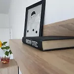 Spacious Flat In Wider Centre Of With Balcony And Free On-street Parking Appartement