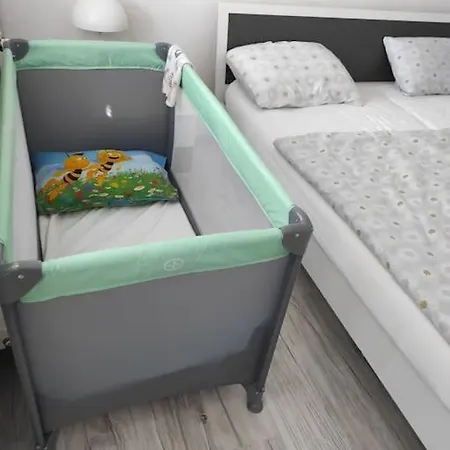 Spacious Flat In Wider Centre Of With Balcony And Free On-street Parking アパート ニトラ