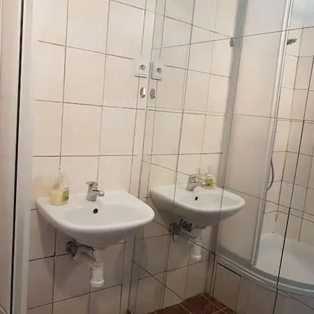 Spacious Flat In Wider Centre Of With Balcony And Free On-street Parking * نيترا