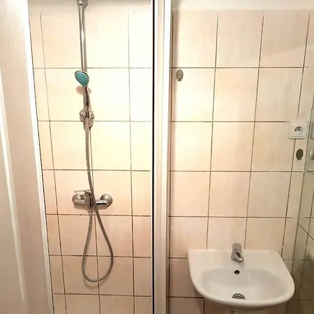 Spacious Flat In Wider Centre Of With Balcony And Free On-street Parking Apartment *