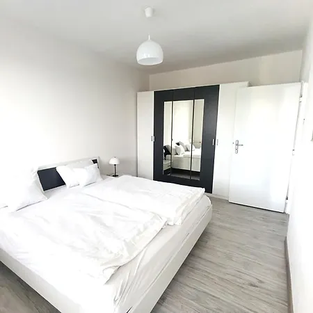 Spacious Flat In Wider Centre Of With Balcony And Free On-street Parking *