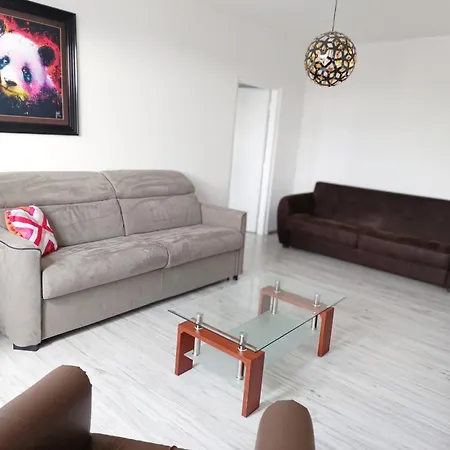 Spacious Flat In Wider Centre Of With Balcony And Free On-street Parking * نيترا