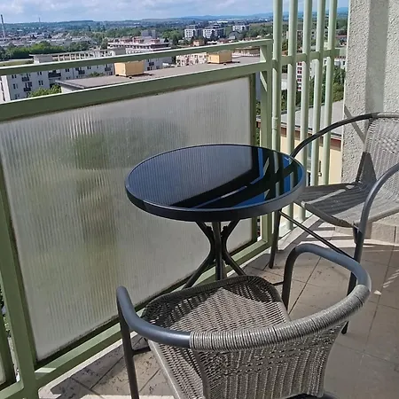 Spacious Flat In Wider Centre Of With Balcony And Free On-street Parking * ニトラ
